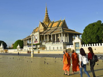 Historical Phnom Penh Small Day Tour, including Genocide Museum and Killing Fields